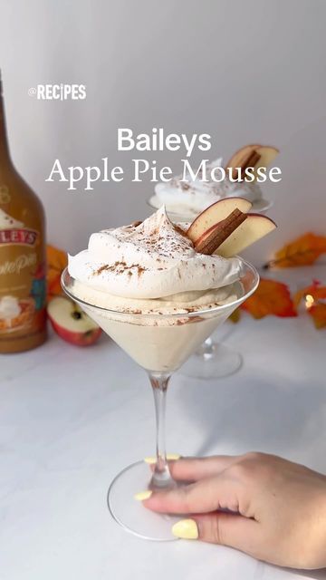 Baileys Apple Pie, Apple Pie Cocktail, Garden Party Recipes, Apples Cinnamon, Boozy Desserts, Apple Pie Recipes, Apple Desserts, Cozy Night, Retirement Party