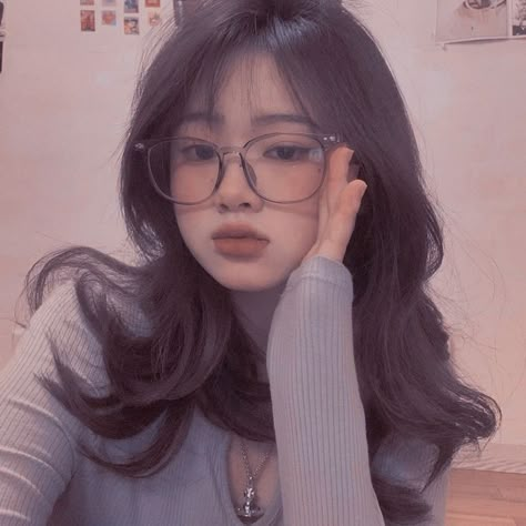 Bangs And Glasses, People With Glasses, Glasses For Round Faces, Cute Glasses Frames, Classy Glasses, Glasses Inspiration, Hairstyles With Glasses, Glasses Makeup, Cute Glasses