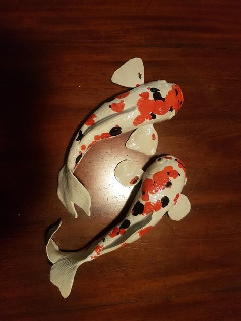 Koi Fish Cardboard Sculpture, Koi Fish Ceramic Art, Air Dry Clay Koi Fish, Ceramic Coy Fish, Clay Koi Fish Tutorial, Koi Fish Clay Sculpture, Koi Fish Cardboard, Pottery Koi Fish, Fish Ceramic Art