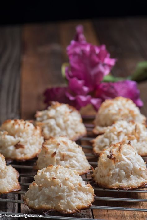 Panamanian cocadas are delicious little coconut cookies that reminds me of a macaroon. They were the perfect ending to our International Cuisine meal! Panama Recipe, Panamanian Food, Summer Cookie, Summer Cookies, Coconut Macaroons, Coconut Cookies, Awesome Recipes, Ketogenic Lifestyle, Recipe Board