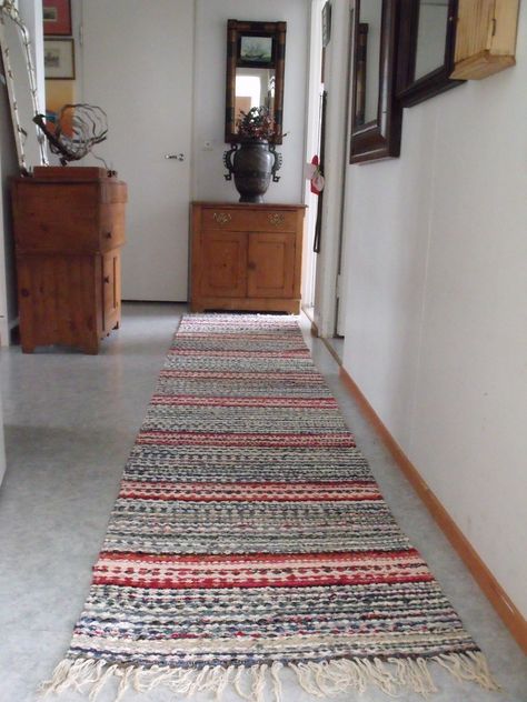 Traditional Swedish rag rug, something I will definitely need to find for the new house! Rug Dining Room, Rag Rug, New House, New Homes, Dining Room, Rug, Home Decor, Home Décor