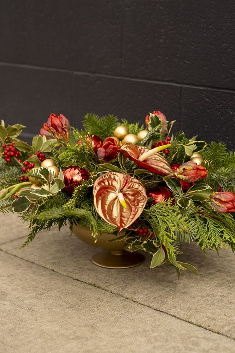 A festive foam-free centerpiece in a gold compote features parrot tulips and gilded anthuriums, and enhanced with sparkling holiday ornaments. Green Centerpieces, Anthurium Flower, Christmas Flower Arrangements, Christmas Party Themes, Flower School, Parrot Tulips, Holiday Floral, Christmas Arrangements, Flower Food