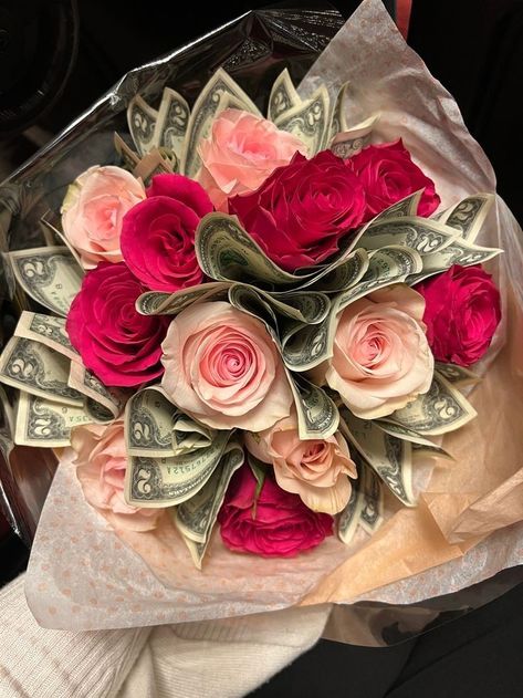 Roses Wrapped In Money, Best Friend Bouquet, Money Wrapped Roses, Rose With Money Bouquet, Money And Flower Bouquet, 20 Dollar Gift Ideas, Custom Flower Bouquet, Money Roses Bouquet Dollar Bills, Roses With Money Wrapped Around