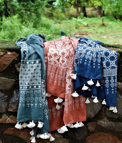 Printed Dupatta Designs Ideas, Cotton Dupatta Designs, Dupatta Designs Ideas, Print Scarf Design, Dupatta Designs, Silk Kurti Designs, Block Print Scarf, Fabric Photography, Indian Designer Suits