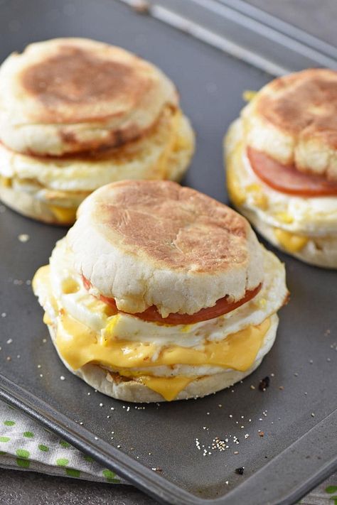 Mcdonalds Mcmuffin, Homemade Breakfast Sandwich, Egg Mcmuffin Recipe, Easy Yummy Breakfast, Egg Food, Mcdonalds Breakfast, Egg Mcmuffin, Breakfast Sandwich Recipes, Sweet Breakfast Treats