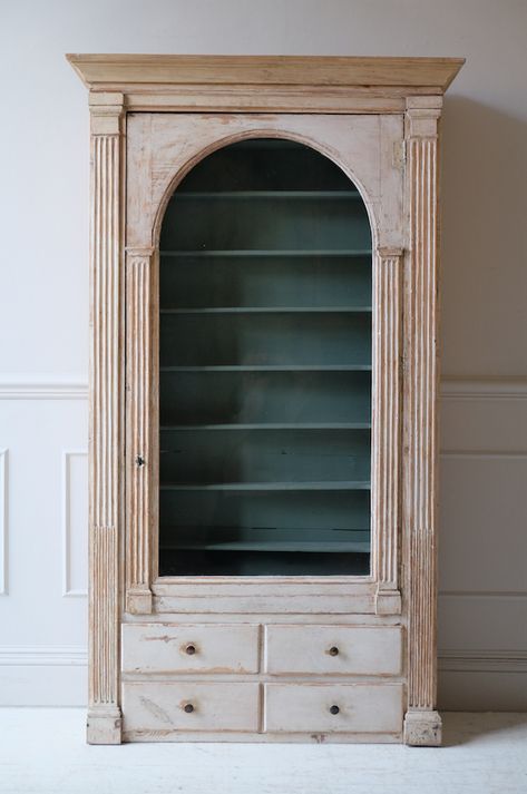 French Vitrine Cabinet, Maison Artefact Swedish Sofa, Rococo Chair, Smart Houses, French Daybed, Deco Sofa, Swedish Gustavian Style, Cane Dining Chairs, Cottage French, Art Deco Sofa