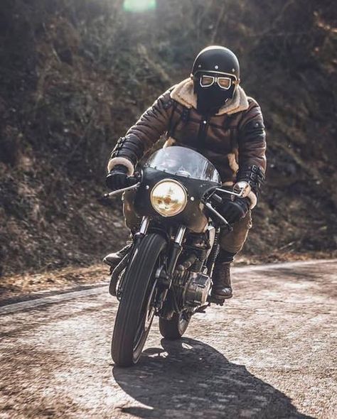 Motorcycle Shoot, Mountain Vintage, Cafe Racer Moto, Honda Cb400, Vintage Cafe Racer, Мотоциклы Cafe Racers, Cafe Racer Style, Bmw Classic Cars, Cafe Racing