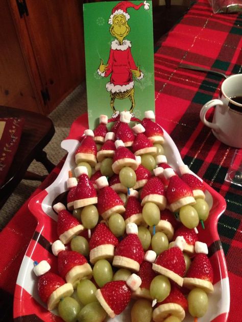 Christmas Gender Reveal Food, Grinch Theme Snacks, Grinch Day Snacks, Grinch Gender Reveal Ideas, Grinch Baby Shower Ideas, Whobilation Party, Grinch Snacks, Grinch Treats, Grinch Fruit