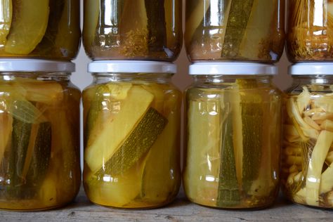 Easy Zucchini Pickles For Long-Term Storage Zucchini Dill Pickles, Can Zucchini, Canning Recipes For Beginners, Pickled Zucchini, Canning Pickles Recipe, Canned Zucchini, Fall Canning, Brioche Donuts, Zucchini Pickles