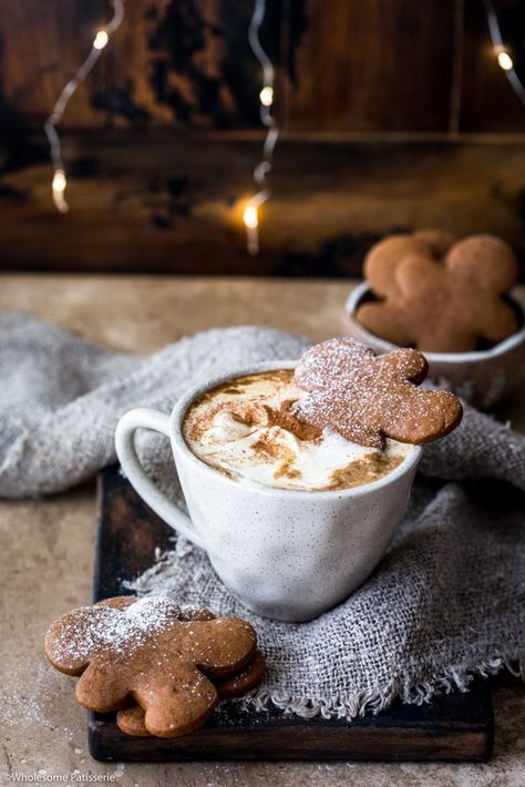 Gingerbread Latte Homemade Latte, Gingerbread Cookie Dough, Autumn Food, Cup Of Hot Chocolate, 귀여운 음식 그림, Gingerbread Latte, Ginger Bread Cookies Recipe, Christmas Board, Festive Drinks