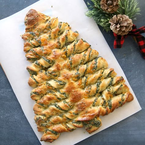 Christmas tree spinach dip breadsticks - It's Always Autumn Eggnog Rezept, Quick Holiday Appetizers, Stuffed Breadsticks, Make Ahead Christmas Appetizers, Breadsticks Easy, Tree Spinach, Best Holiday Appetizers, Holiday Appetizers Recipes, Christmas Recipes Appetizers