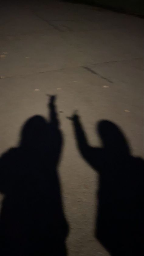 Aesthetic Best Friend Pictures Shadow, Night Shadow Snap, Holding Hands Aesthetic Night, Friend Shadow Pictures, Night Shadow Aesthetic, Holding Hands At Night, Bestie Shadow, Fake Snap Pic Night, Fake Snap With Friends