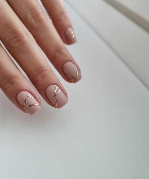 Chrome Swirl Nails, Gold Swirl Nails, Gold Manicure, Gold Chrome Nails, Swirl Nails, Velvet Nails, Chrome Nail Art, Milky Nails, Gold Nail Art