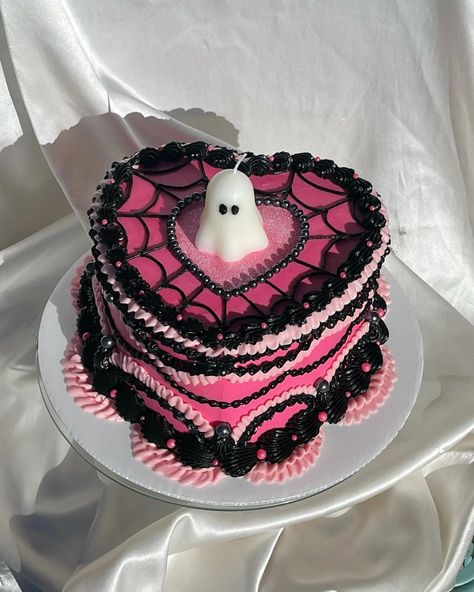 𝒞𝒶𝓀ℯ Halloween Pink Aesthetic, Aesthetics Cake, Spooky Cakes, Gothic Birthday Cakes, Goth Cakes, Birth Cakes, Spooky Cake, Halloween Birthday Cakes, Scream Halloween