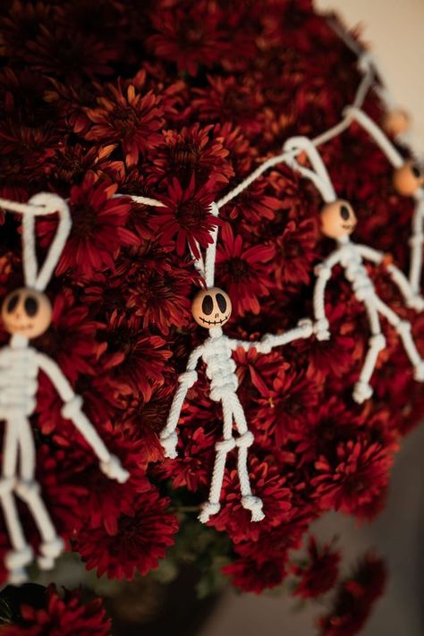 Macrame Skeleton Tutorial, Halloween Macrame Ideas, Macrame Halloween Decor, Macrame Skeleton, Easy Halloween Decoration, Halloween Macrame, Stylish Halloween Decor, Macrame For Beginners, Easy Halloween Decorations