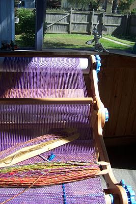 Lizards in the Leaves: Rigid Heddle /Saori Inspiration - A Runner Creative Weaving, Rigid Heddle Weaving Projects, Rigid Heddle Weaving Patterns, Loom Scarf, Sustainable Farm, Weaving Patterns Design, Weaving Scarfs, Woven Shawls, Rigid Heddle Loom