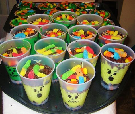 Frankenstein & Ghost Green Slime Pudding Cups w/ Dirt & Worms. SO EASY! I used vanilla pudding that changes green when cooled. Clear cups, sprinkle crushed graham crackers & caramel balls (the kind that melts when cooked). Add green slime pudding then top with chocolate chips, brown sprinkles, gummy worms & any other candy of choice (we used candy corn). Draw a ghost or frankenstein face on cup and badda-bing!! You're done!! The kids LOVE these! Caramel Balls, Draw A Ghost, Frankenstein Face, Green Slime, Fall Fun Food, Food Project, Halloween Party Snacks, Pudding Cups, Clear Cups