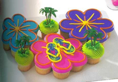 beach or luau cupcakes.. Hawaiian Flower Cake, Luau Party Desserts, Hawaiian Cakes, Beach Theme Cupcakes, Luau Cupcakes, Cupcake Pull Apart, Decorated Desserts, Pull Apart Cakes, Luau Food