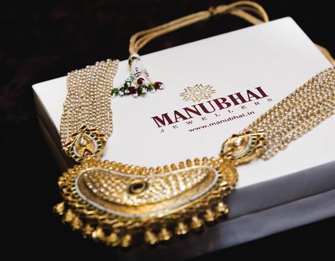 Samir and Hiren Sagar Manubhai Jewellers, Mughal Jewelry, Amazing Wedding Ideas, 22k Gold Necklace, Fashion Bride, Bridal Designers, Heritage Jewellery, Pearl Necklace Designs, Jewelry Staples