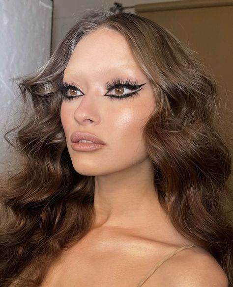 Nikki Makeup Instagram, Doll Eyes Makeup Look, Black Editorial Makeup, Makeup Doll Eyes, Unique Eyeliner Looks, Doll Eyes Makeup, 70s Glam Makeup, Doll Makeup Look, Eye Makeup Creative