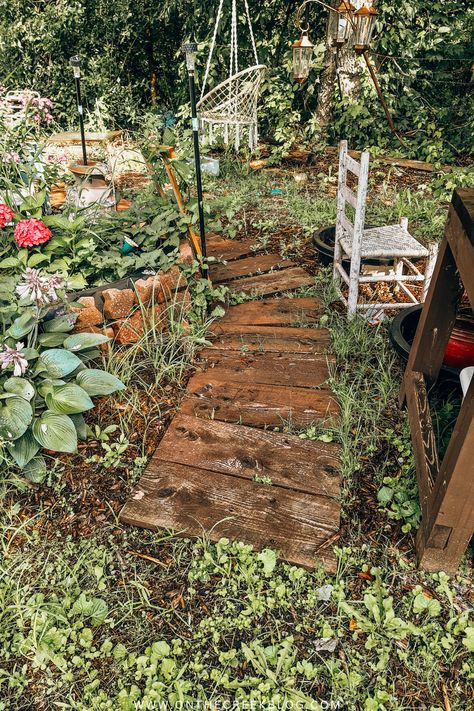 Wooden Walkway Ideas, Wooden Garden Pathway, Wooden Garden Path, Walkway Design Ideas, Garden Pathway Ideas, Wood Pathway, Rustic Pathways, Rough Cut Lumber, Pathway Ideas