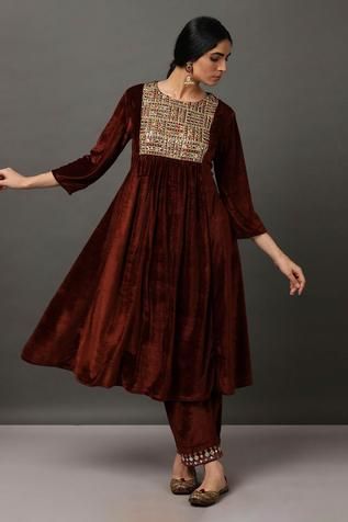 Velvet Frocks For Women, Stylish Frocks, Velvet Frock, Velvet Suit Design, Velvet Kurta, Diwali Outfits, Velvet Dress Designs, Frock For Women, Velvet Clothes