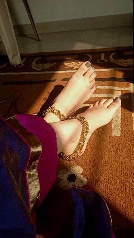 Payal Aesthetic, Sanatani Girl, Anklets Aesthetic, Anklet Aesthetic, Jewelry Poses, Indian Anklets, Henna For Beginners, Lehenga Pink, Real Aesthetic