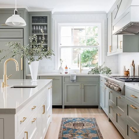 White kitchen gold hardware