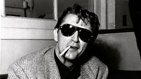 Robert Mitchum, Hooray For Hollywood, Wearing Sunglasses, Golden Age Of Hollywood, Vintage Hollywood, American Actors, Classic Hollywood, Old Hollywood, Oakley Sunglasses