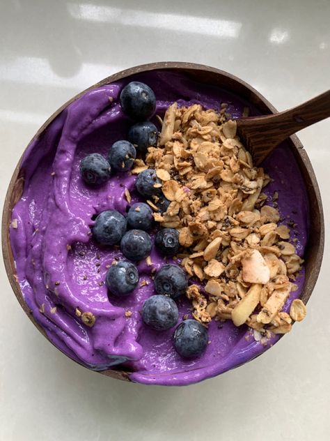 Purple Smoothie Bowl, Purple Smoothie, Protein Smoothie Bowl, Frozen Peaches, Frozen Mango, Fruit Yogurt, Smoothie Bar, Yogurt Bowl, Chia Seed Pudding