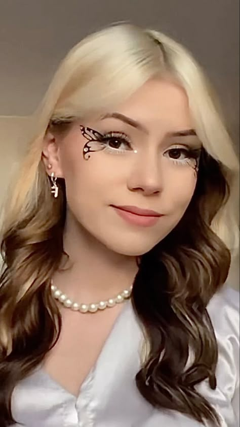 butterfly eyeliner makeup inspiration Fairy Eyeliner Looks, Butterfly Eyeliner Looks, Butterfly Liner Tutorial, Easy Butterfly Eye Makeup, Simple Butterfly Eye Makeup, White Butterfly Eyeliner, Butterfly Makeup Look Easy, Butterfly Eyeliner Hooded Eyes, Butterfly Eyeliner Simple