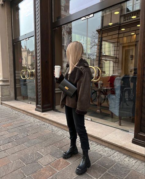 Zara Brown Jacket, Brown Aviator Jacket Outfit Winter Style, Brown Aviator Jacket Outfit, Autumnal Fashion, Black Loafers Outfit, Women Looks, Winter Jacket Outfits, Winter Mode Outfits, Cozy Oversized Sweaters