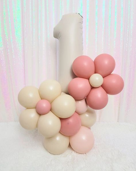 Baby Birthday Balloon, Birthday Balloon Surprise, Balloon Bouquet Diy, First Birthday Balloons, Flower Birthday Party, Deco Ballon, 1st Birthday Balloons, Balloon Artist, Baby Birthday Decorations