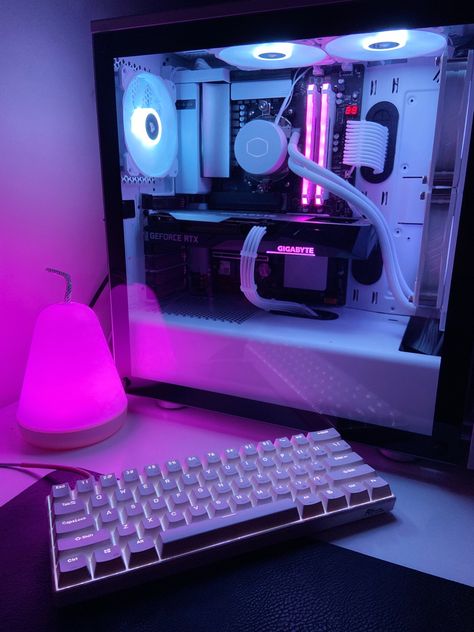 Black And White Pc Build, White Pc Build, Girlfriend Ideas, Dream Setup, Gaming Ideas, Best Gaming Setup, Pc Builds, Setup Gamer, Setup Gaming