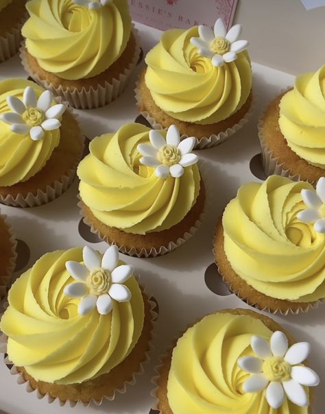 Sunshine Birthday Cupcakes, Yellow Bday Theme, Yellow Dessert Table, Yellow Cupcakes Decoration, Sunshine Cupcakes, Yellow Desserts, Margarita Cupcakes, Daisy Cupcakes, Yellow Cupcakes