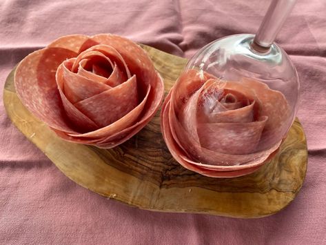 Make a Cute Little Salami Rose With a Wine Glass Wine Glass Salami Rose, How To Make Pepperoni, Salami Rose, Rose Wine Glass, Genoa Salami, Flowers Wine, Wine Cups, Rose Wine, Wine Glass