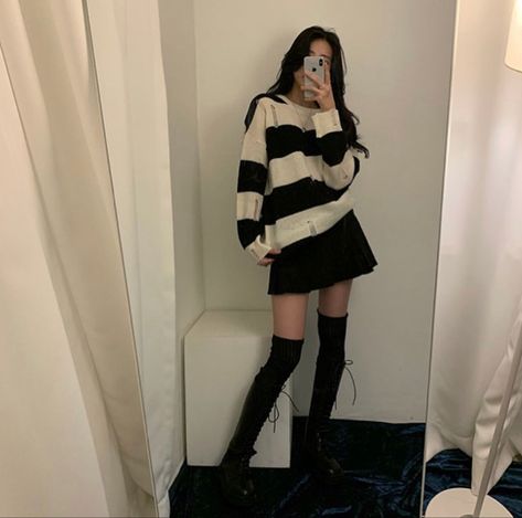 Striped Cropped Sweater, Ulzzang Outfit, Chic Sweater, Sweater For Women, Dream Style, Korean Girl Fashion, Ulzzang Fashion, Outfit Style, Sweater Women