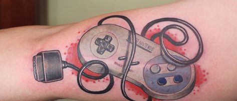 30 tatuagens incríveis inspiradas em games Tattoo Games, Games Tattoo, Nintendo Tattoo, Mother And Son Tattoo, Game Tattoo, Video Game Tattoos, Mario Tattoo, Gamer Tattoos, Video Game Tattoo