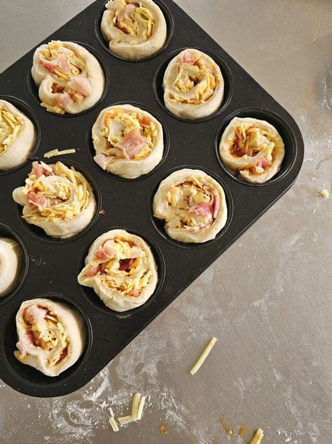 Easy Savoury Pizza Scrolls - What's for Smoko Pizza Scrolls, Scrolls Recipe, Kids Pizza, Tomato Relish, Snack Prep, Breads & Buns, Dough Ingredients, Super Easy Recipes, Morning Tea