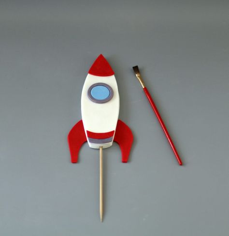 Easy Rocket Cake Tutorial - American Cake Decorating Fondant Rocket Ship, Fondant Planets How To Make, Astronaut Fondant Tutorial, Rocket Cakes For Boys, Rocket Fondant, Astronaut Fondant, Rocket Birthday Cake, Rocket Cake Topper, Rocket Ship Cake