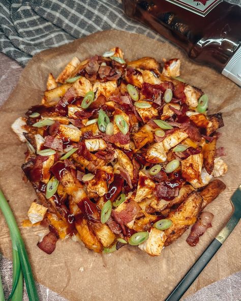 Hunters Chicken Loaded Fries 🍟🥓 The first meal back at home had to be a good one and boy this was!! Homemade fries topped with red leicester, mozzerella, bbq seasoned chicken, bbq sauce (mixed with a bit of soy sauce), streaky bacon and spring onions 💗 I made the fries in the oven but they can be done in the air fryer. I sliced up the chips and then par boiled for 5 minutes. Then dried off and coated in oil, garlic salt, onion salt, paprika, salt and pepper. I cooked these on 180c for 1 h... Chicken Loaded Fries, Chicken Bbq Sauce, Streaky Bacon, Hunters Chicken, Homemade Fries, Chicken Bbq, Loaded Fries, Seasoned Chicken, Spring Onions