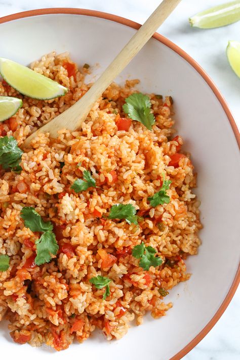 Quick Mexican Brown Rice – a quick, easy side dish! Mexican Brown Rice, Mexican Side Dishes, Brown Rice Recipes, Leftover Rice, Mexican Rice, Skinny Taste Recipes, Rice Dishes, Side Dishes Easy, Brown Rice