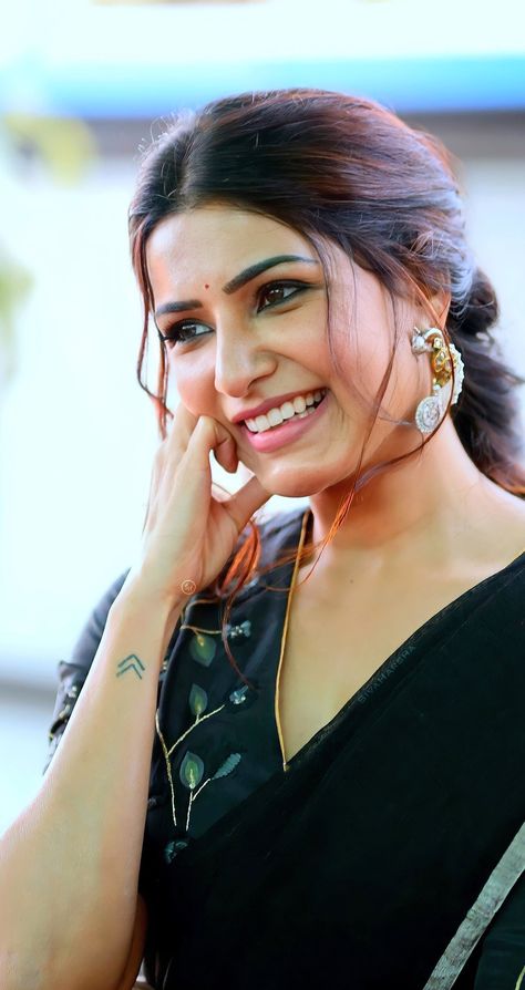 Smiling queen Sam❣️ Samantha In Saree, Color In Film, Samantha Akkineni, Uhd Wallpaper, Samantha Images, Samantha Pics, Samantha Ruth, Samantha Photos, Cinema Photography