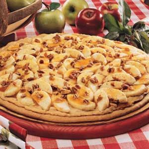 Caramel Apple Pizza. This is more of a desert than a meal but still good. I made it on Jan 12 2012. The commissary didn't have sugar cookie dough so I used chocolate chip and that tasted delicious. It was good but I think next time I'll make the apples like how they are for an apple pie, soft and full of cinnamon but they are still delicious with cinnamon sprinkled on top. Caramel Apple Pizza, Apple Crisp Pizza, Fun Fall Desserts, Peanut Butter Apple, Apple Pizza, Dessert Pizza, Sugar Cookie Dough, Ice Cream Toppings, Pizza Recipe