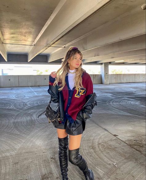 Outfit Leather Shorts, Ivy League Style, Kylie Jenner Style, Ivy League, Models Off Duty, Leather Shorts, City Style, Cardigan Jacket, Fashion Killa