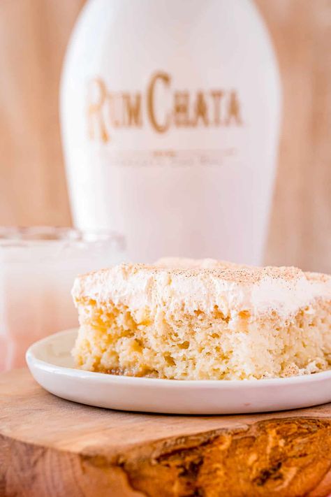 RumChata Poke Cake via @danadevolk Rumchata Whipped Cream, Rum Chata Recipes Desserts, Rum Chata Cake Recipes, Spice Cake Poke Cake, Rum Chata Cake, Rumchata Cake, Easy Poke Cakes, Rum Chata Recipes, Easy Poke Cake