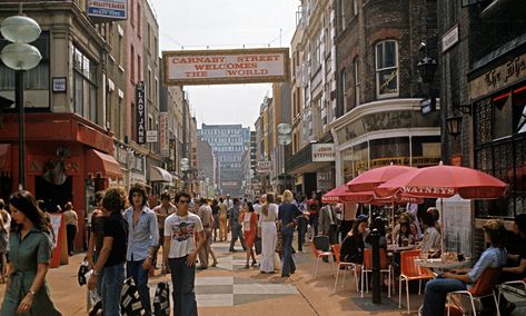 Soho's fashionable Carnaby Street in 1968. London 60s, 1980s London, Berwick Street, Compton Street, Swinging London, Carnaby Street, Mod 60s, Fleet Street, Soho London