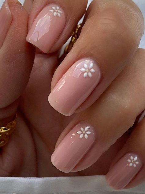 nude short nails with simple flower accents Unghie Sfumate, Floral Nail Designs, Daisy Nails, Simple Gel Nails, Flower Nail Designs, Cute Gel Nails, Summer Vacations, Flower Nail, Holiday Mood