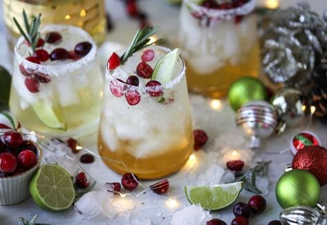 Mistletoe Margaritas Christmas Margaritas, Mistletoe Margaritas, Easy Holiday Drinks, Margarita Punch, Christmas Cocktails Easy, Cranberry Margarita, White Cranberry Juice, Cocktail Juice, Holiday Punch