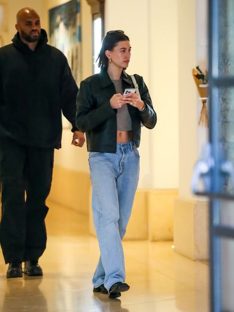 Hailey Bieber's Levi's Jeans Are Her New Model Off-Duty Staple Levi’s 501 Street Style, 501 Levis Women Outfits Street Styles, Levis 501 Outfit Vintage, Hailey Bieber Jeans, Vintage Levis Jeans Outfit, 501 Jeans Outfit, Levis 501 Outfit, 501 Outfit, Levi Jeans Outfit